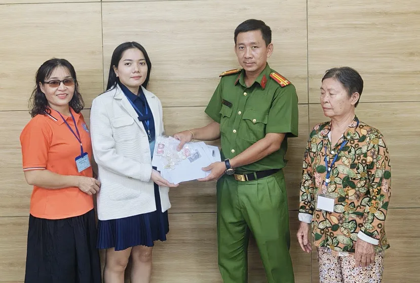 Trả lại túi vàng nhặt được trong đống rác