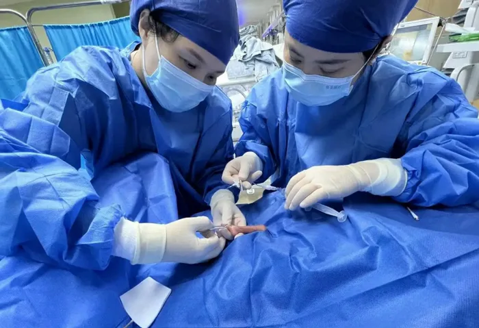Kỳ tích cứu sống bé trai sinh non nặng 330g tại Thâm Quyến: Nỗ lực phi thường của y học sơ sinh