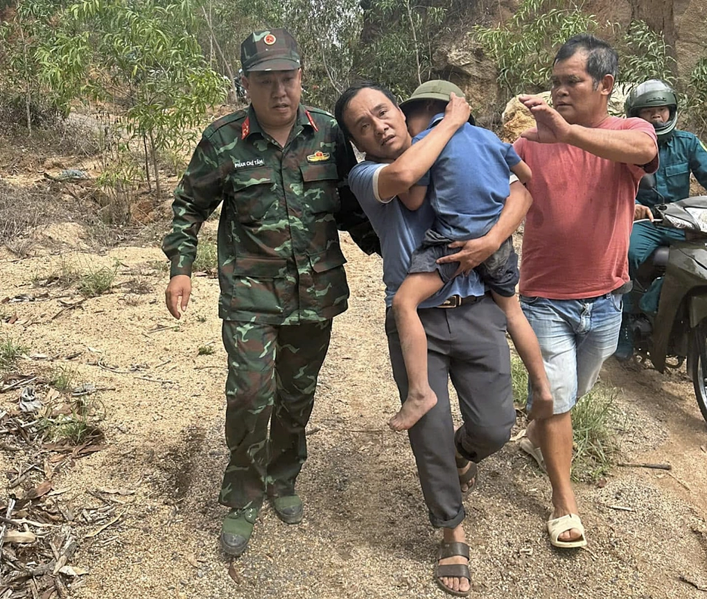 Tìm thấy bé trai trên núi sau hơn 17 tiếng đi lạc