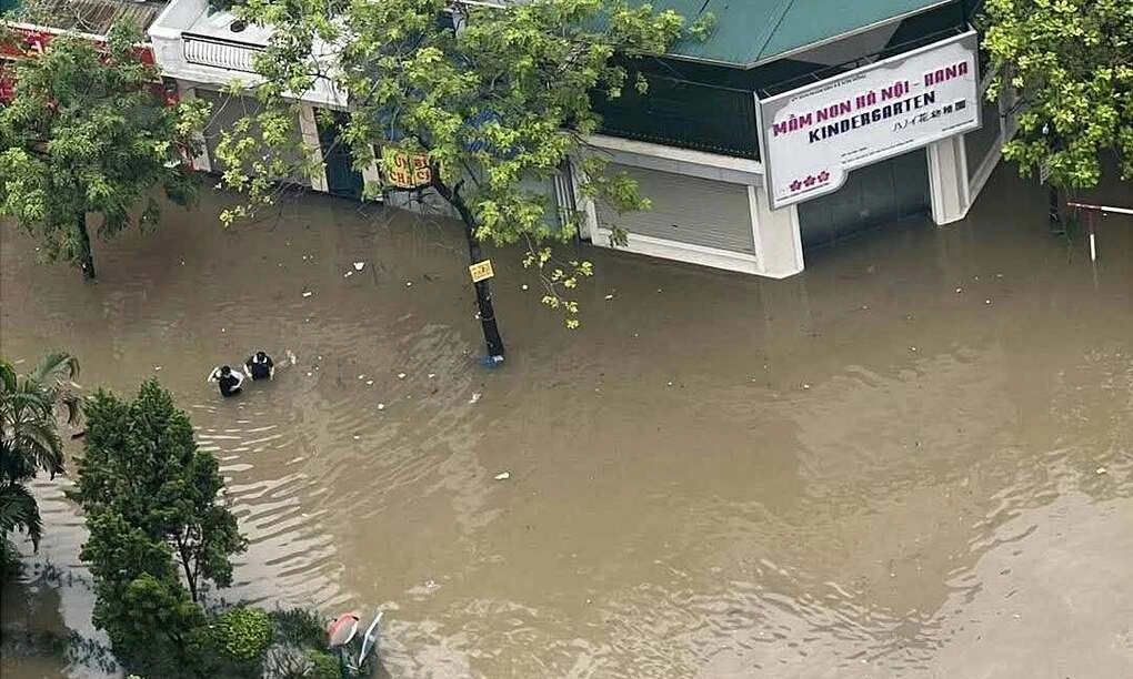 Thực tế gian bếp ngày ngập lụt: Khi siêu thị hết hàng, bếp từ 'tắt lửa' tại các khu dân cư cô lập ở Hà Nội