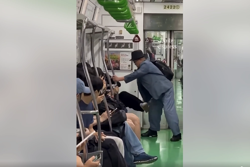 Tranh cãi quanh vụ cụ ông đòi cô gái nhường ghế trên tàu điện