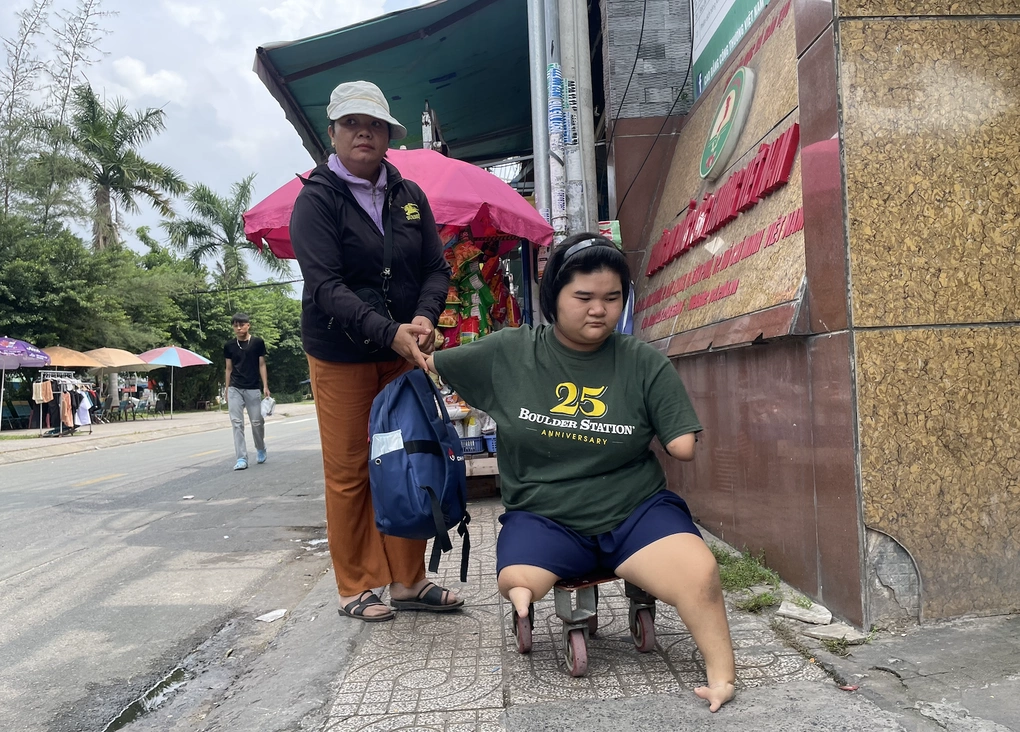 Đường tới giảng đường của cô bé 'cánh cụt'