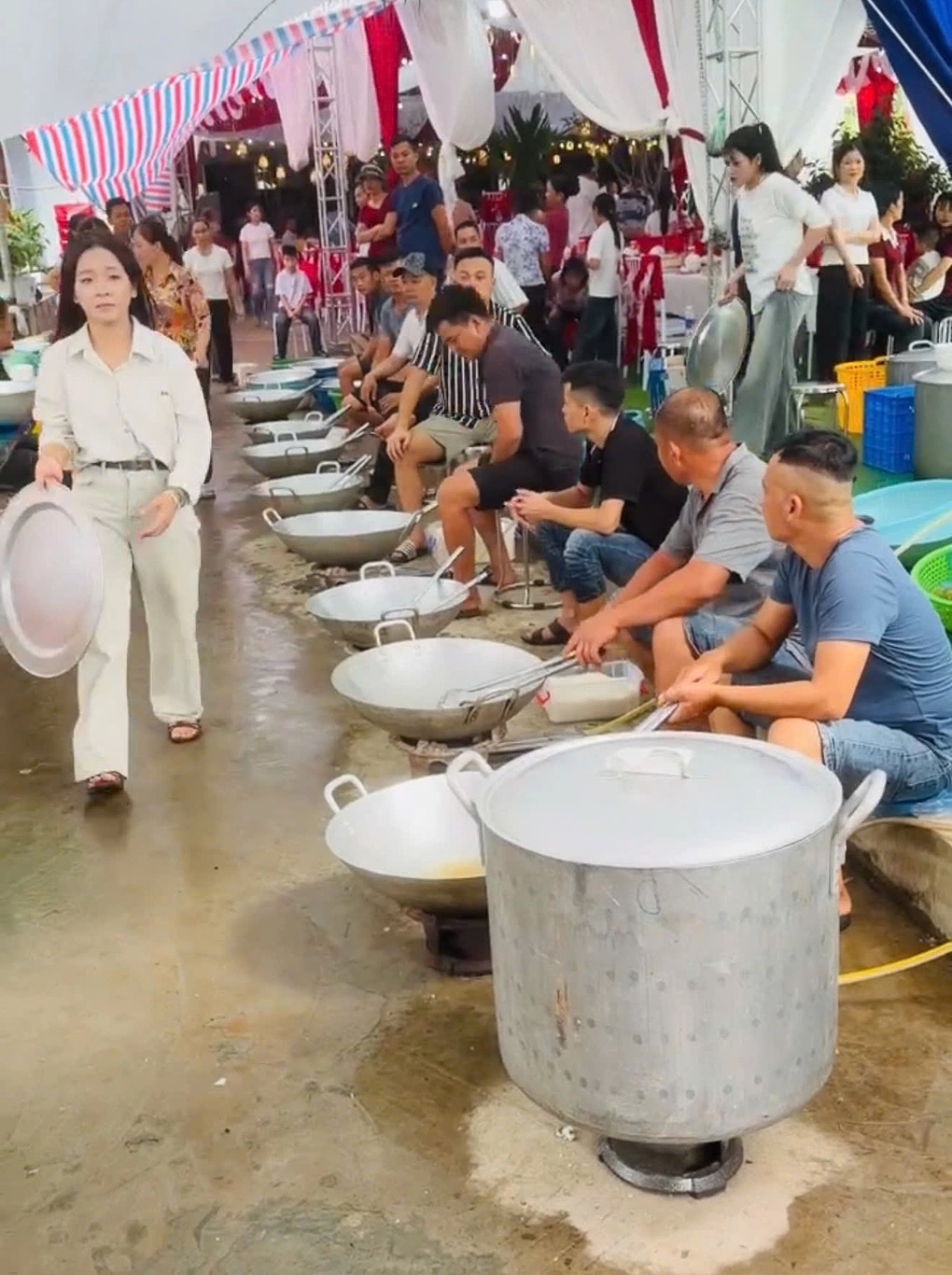 Đội nam giới lắc chảo, nấu trăm mâm cỗ ở Phú Thọ